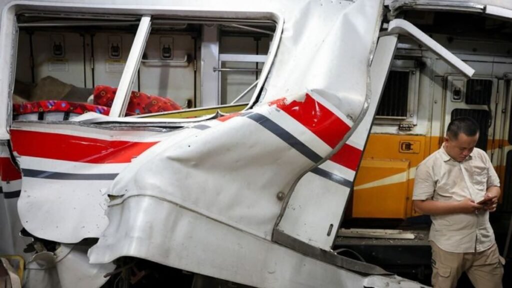 Indonesia Train Crash : एक ही ट्रैक पर आईं 2 ट्रेनें…! खड़ी ट्रेन से जा टकराई दूसरी ट्रेन…! 14 की मौत 84 घायल