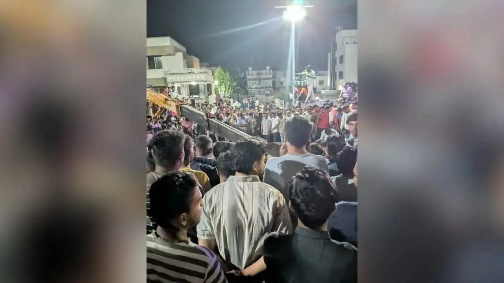 Dindori Nashik Accident : कुएं में गिरी Maruti XL6…! एक ही परिवार के 9 लोगों की दर्दनाक मौत…6 बच्चे शामिल