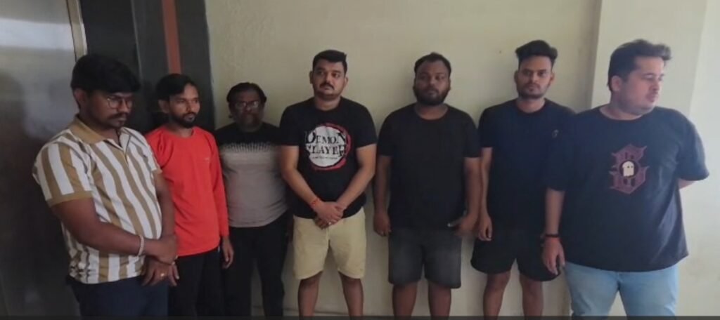 Online Betting IPL : रायपुर क्राइम ब्रांच की बड़ी कार्रवाई…! 82 मोबाइल+10 लैपटॉप+₹60 लाख के उपकरण=20 अरेस्ट…यहां देखें VIDEO