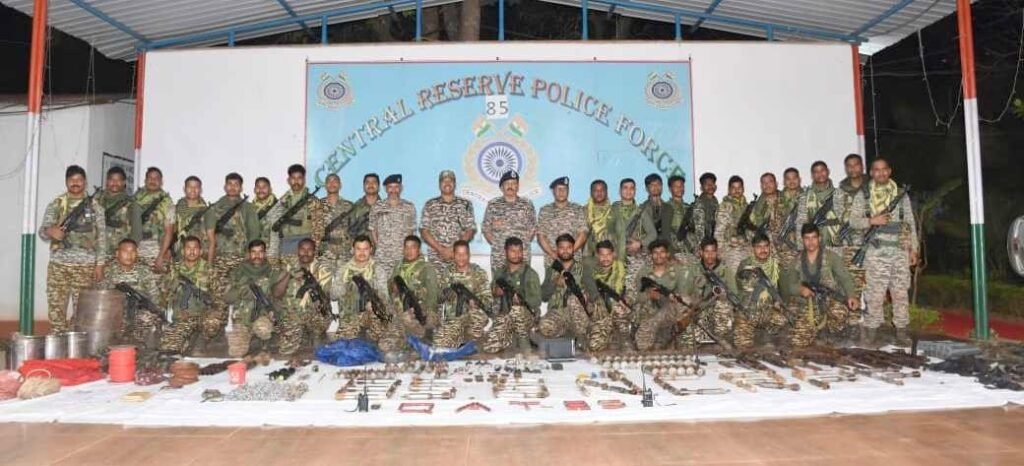 Naxal Operation : बीजापुर में सुरक्षाबलों की बड़ी कार्रवाई…! जंगलों में सर्जिकल स्ट्राइक…नक्सलियों के 2 हथियार डंप तबाह…स्टेन गन-डेटोनेटर-BGL राउंड सहित भारी मात्रा में विस्फोटक बरामद