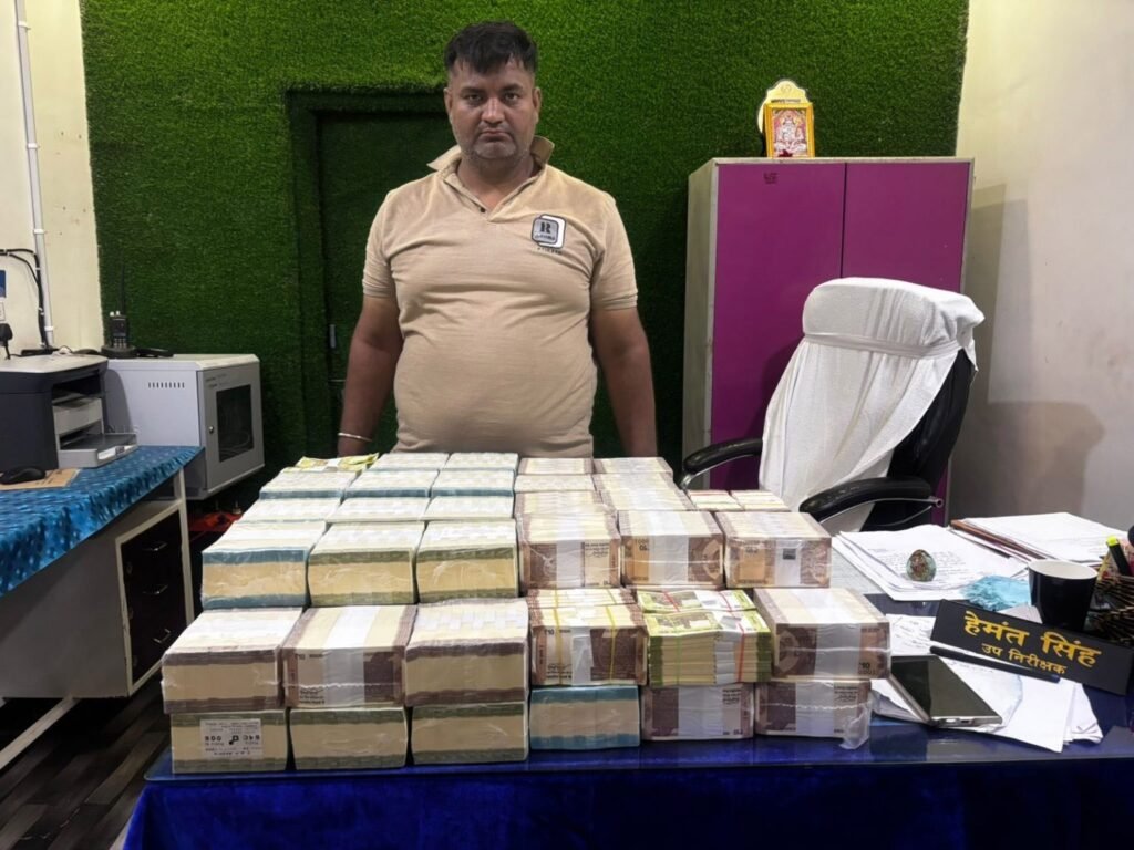 Bilaspur Cash Seizure : बिलासपुर में 17.90 लाख नकद के साथ संदिग्ध युवक अरेस्ट…! दो सूटकेस में मिले 10-20-50 रुपए के 81 बंडल