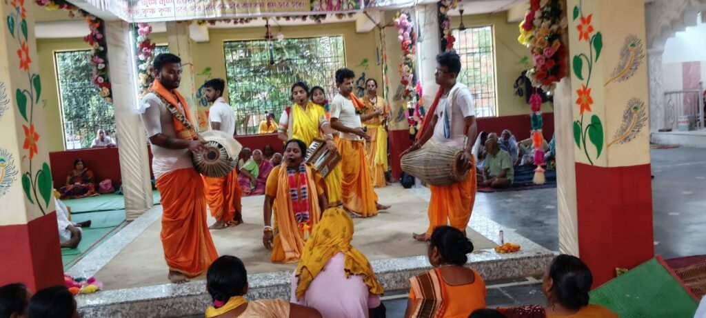 Hari Sabha Mandir : माना कैंप में ‘पोएला वैशाख’ की धूम…! 1964 से चल रही अनोखी अखंड संकीर्तन…उमड़ी हजारों की भीड़