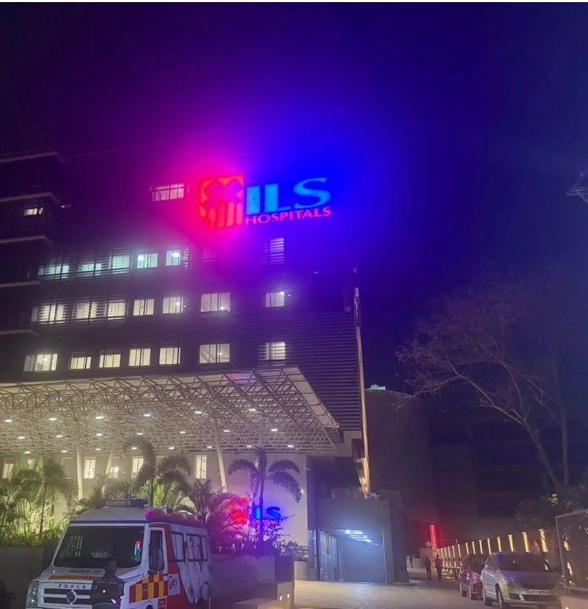 Hospital Roof Collapses : रायपुर के ILS अस्पताल में बड़ा हादसा…! चौथे फ्लोर की छत भरभराकर गिरी…कई घायल…मची भगदड़