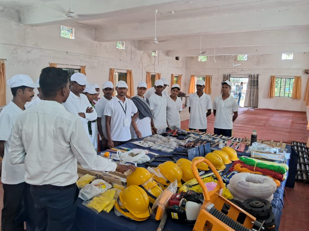 Special Article : कभी बंदूक अब रोज़गार… आत्मसमर्पित माओवादियों का आजीविकामूलक गतिविधियों से सुधर रहा भविष्य