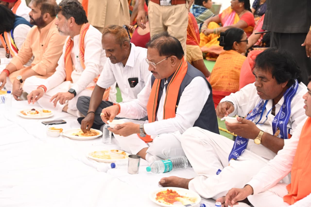 मुख्यमंत्री साय ने आमजनों के साथ भोजन किया और आमजनों को भोजन परोसा भी।