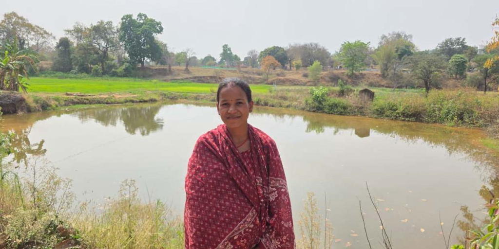 MNREGA की ‘डबरी’ और ‘बिहान’ के सहयोग से सविता बनीं आत्मनिर्भर, मछली पालन और सब्जी उत्पादन से बढ़ी आय, ग्रामीण महिला सशक्तिकरण की बनी मिसाल