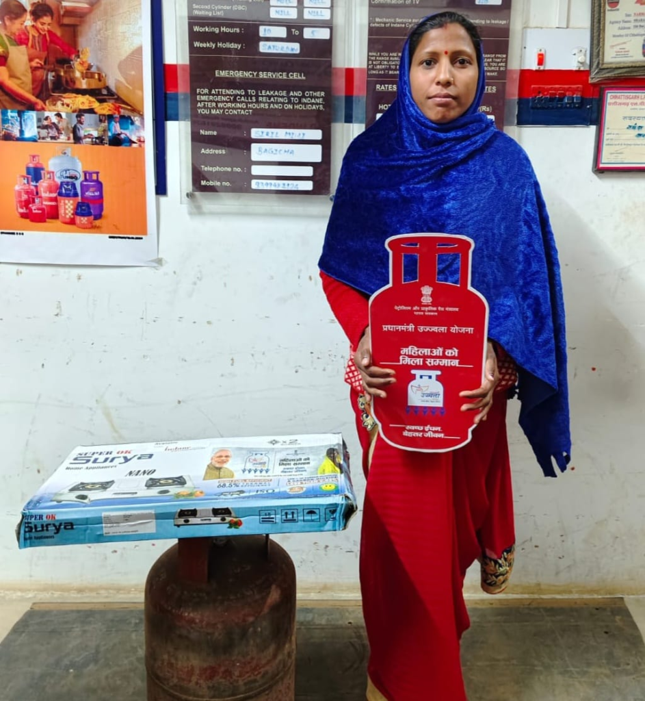 Rural Development : प्रधानमंत्री उज्ज्वला योजना से जशपुर की महिलाओं को बड़ी राहत, धुएँ से मुक्ति के साथ जीवन हुआ आसान