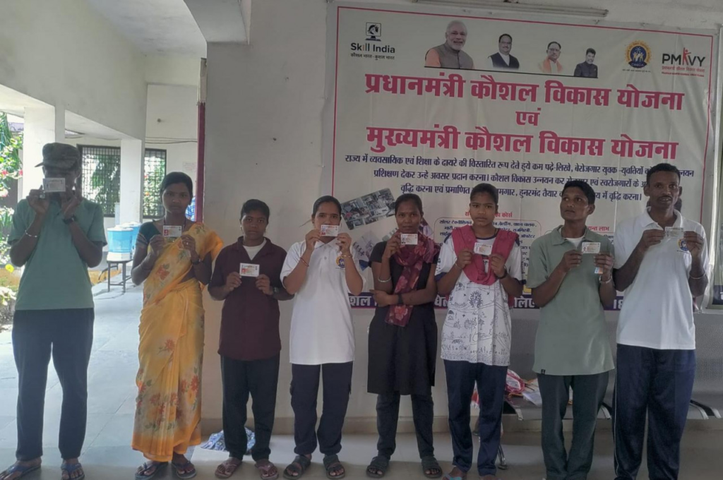 Skill Development : बंदूक छोड़ थामा ट्रैक्टर का स्टीयरिंग: नारायणपुर में आत्मसमर्पित नक्सलियों की नई पारी