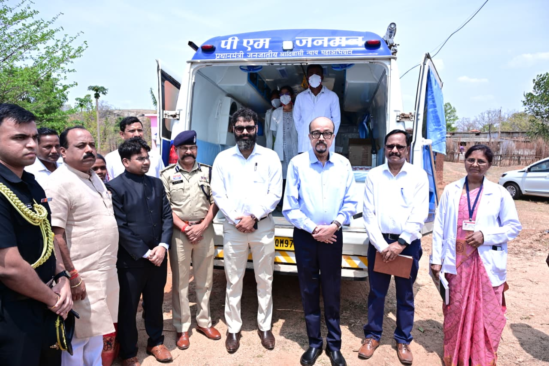 Governor Ramen Deka ने बेहराखार में पीएम जनमन अंतर्गत संचालित मोबाइल मेडिकल यूनिट का किया अवलोकन