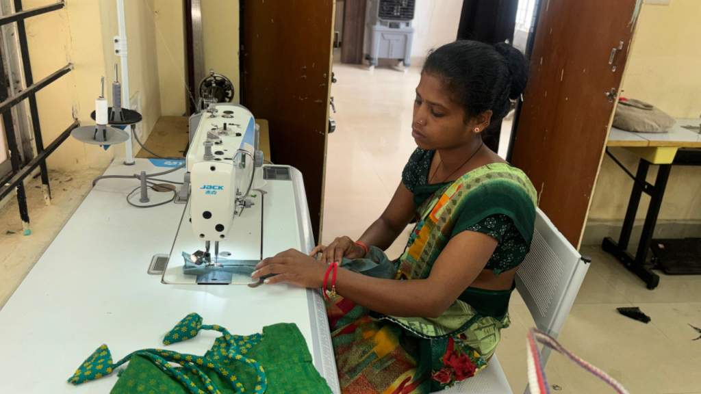 Bastar Declared Naxal-free : नक्सलवाद का अंधेरा छोड़ शर्मिला ने थामी स्वावलंबन की सुई, दंतेवाड़ा में लिख रही हैं बदलाव की इबारत