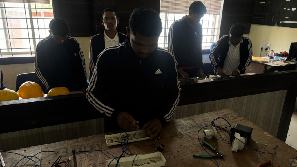 Naxal Rehabilitation Policy : अंधेरे से उजाले की ओर- पुनर्वास नीति ने संवारा विनोद का भविष्य, बारूद की गंध की जगह अपने भविष्य विकास गढने लगे हैं