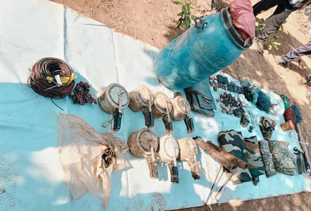 BSF DRG Operation : कांकेर में बड़ा नक्सल ऑपरेशन…! 7 IED सहित भारी विस्फोटक बरामद…सुरक्षाबलों ने मौके पर किया नष्ट…बड़ा हमला टला…यहां देखें Video