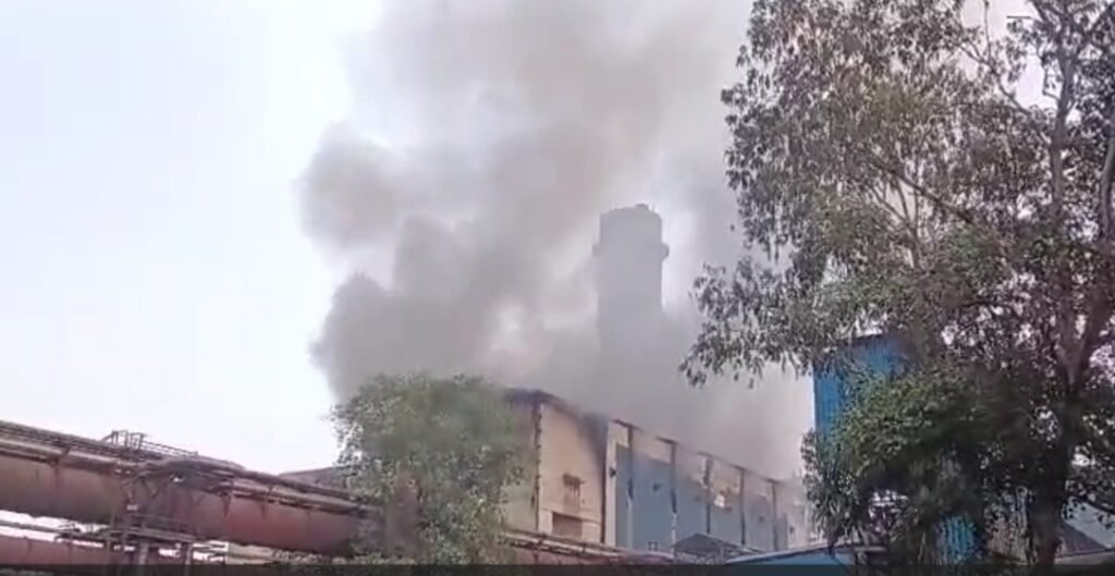 Fire Incident in BSP : भिलाई स्टील प्लांट में धमाका…! टर्बाइन ब्लास्ट के बाद लगी भीषण आग…प्लांट में मची अफरा-तफरी…5 कर्मचारी घायल…यहां देखें VIDEO