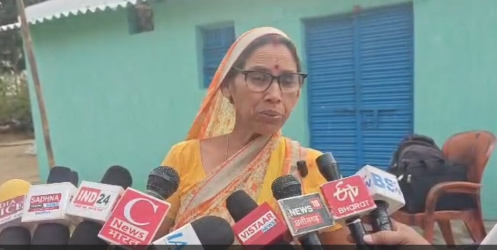 Family Dispute : सूरजपुर से सामने आया एकदम उल्टा मामला…! ‘बहू’ की प्रताड़ना से तंग ‘सास’ ने मांगी इच्छामृत्यु…फिर जो कुछ हुआ यहां सुनिए VIDEO