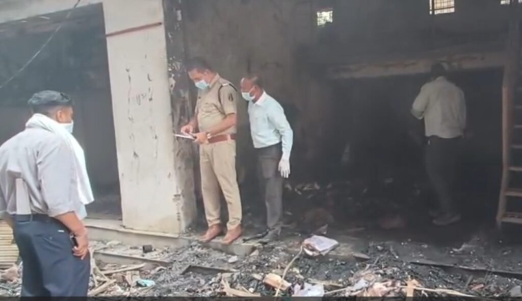 Ambikapur Fire Case : अंबिकापुर अग्निकांड में बड़ा अपडेट…! फोरेंसिक जांच टीम को मलबे से मिले अहम सबूत…! 7 दिन में सच आएगा सामने…यहां देखें VIDEO