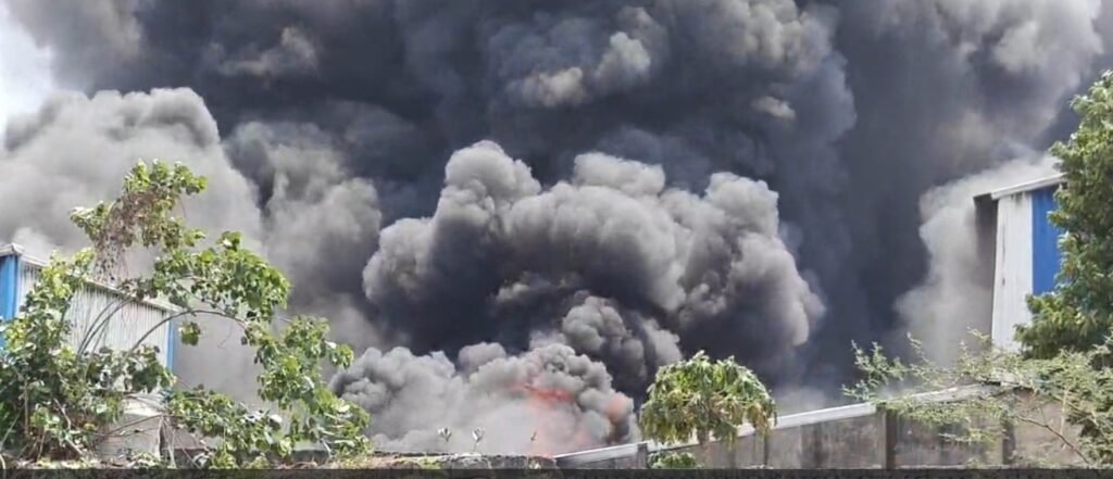 Saddu Factory Fire : ब्रेकिंग…रायपुर में भीषण आग…! सड्डू की प्लास्टिक फैक्ट्री धधकी…इलाके में अफरा-तफरी…दमकल की टीम मौके पर…बुझाने का प्रयास जारी Video