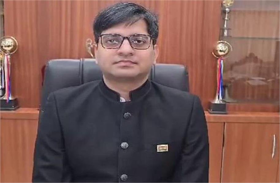 Raipur Municipal Corporation : रायपुर नगर निगम को मिला नया कमिश्नर…! बीजापुर में पैदल गांव-गांव पहुंचे थे 51वीं रैंक वाले IAS संबित मिश्रा…सोमवार से संभालेंगे कार्यभार