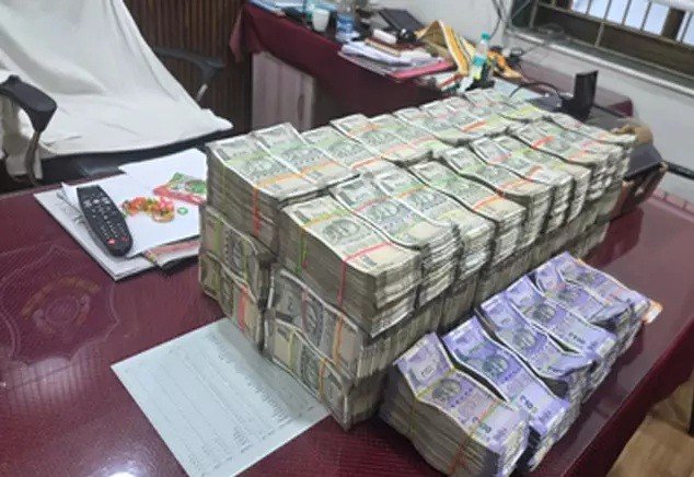 Cash Seized in Car : वाहन चेकिंग में बड़ा खुलासा…! अर्टिगा कार से निकले करोड़ों रुपए…2 करोड़ 56 लाख कैश सीज…पुलिस ने आयकर विभाग को दी सूचना