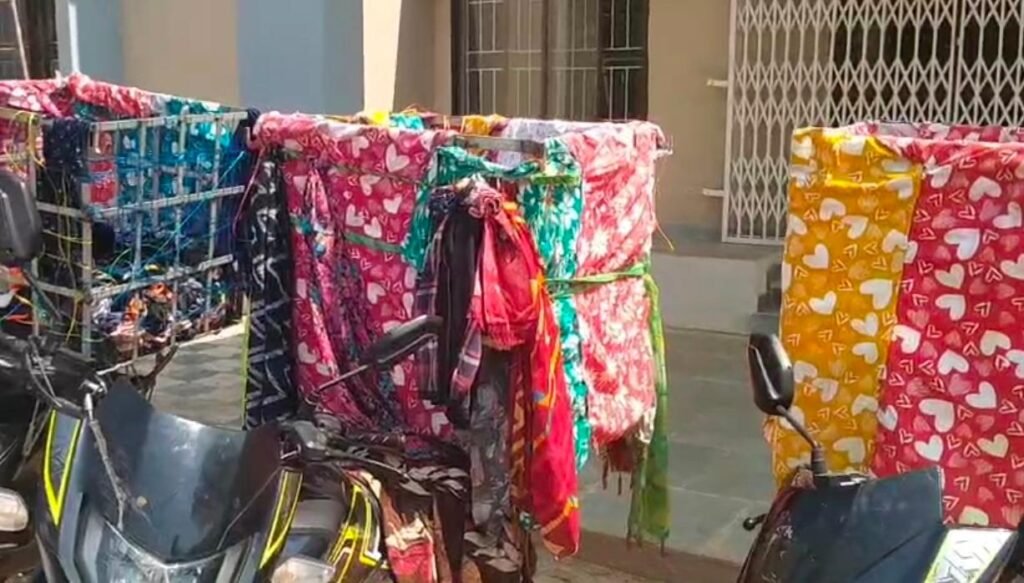 Ganja Smuggling in CG : सावधान…! ‘कपड़ा बेचने’ की आड़ में ₹1.98 करोड़ का गांजा पकड़ाया…11 वाहन के साथ 12 आरोपी अरेस्ट…पुलिस भी हैरान…हाई अलर्ट पर महासमुंद-धमतरी…यहां देखें VIDEO