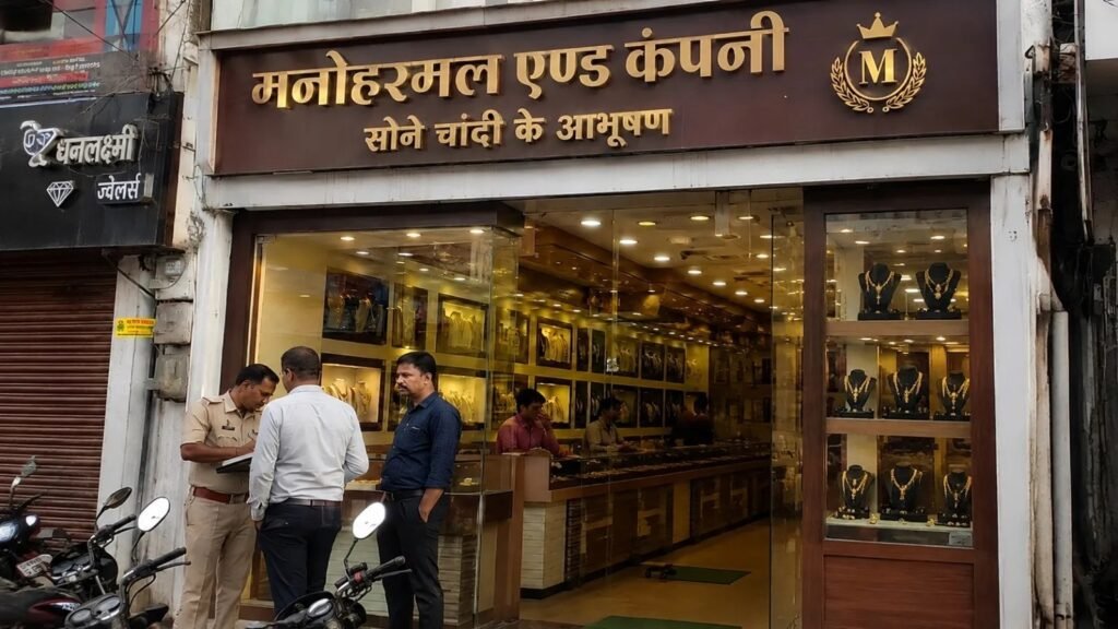 Jewellery Theft : रायपुर में 2 करोड़ की ज्वेलरी चोरी…! 16 साल से दुकान संभाल रहा था कर्मचारी…एक रात में 2 करोड़ का सोना लेकर गायब…CCTV खुलासे से मचा हड़कंप