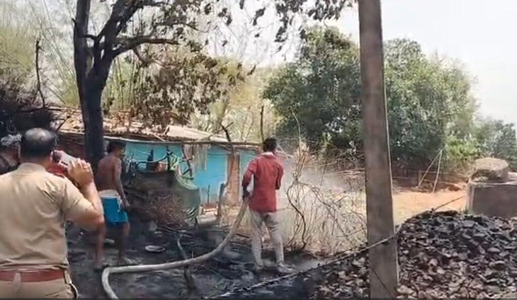Fire Incident : सीधी में दिल दहला देने वाला हादसा…! आग लगने से 3 मासूम बच्चों की मौत…गांव में मचा कोहराम…VIDEO