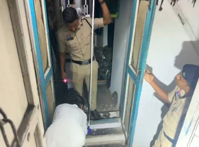Family Suicide Tragedy : पहले बेटे की संदिग्ध परिस्थितियों में मौत…फिर पत्नी ने फांसी लगाकर दी जान…अब कारोबारी पति ने भी किया आत्महत्या…सुसाइड नोट ने झकझोर दिया