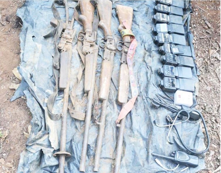 Abujhmad Operation : नारायणपुर में सुरक्षाबलों का बड़ा ऑपरेशन…! BSF ने जंगल से बरामद किए बंदूक-डेटोनेटर और विस्फोटक…नक्सलियों के मंसूबों पर फेरा पानी