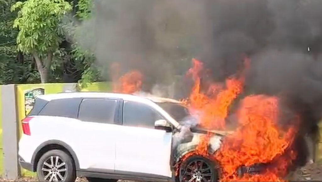 Mahindra XUV Fire : कोरबा से रायपुर जा रही XUV में लगी भीषण आग…! दरवाजे लॉक होते ही मचा हड़कंप…भाजपा नेता के भाई सहित 3 लोग बाल-बाल बचे…यहां देखें VIDEO