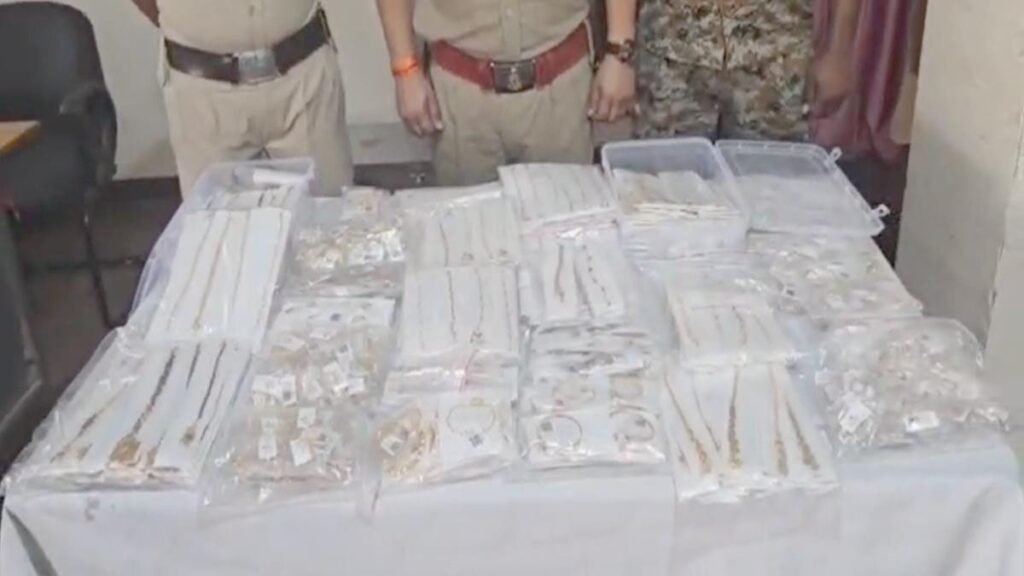 Gold Smuggling : कार के गुप्त चैंबर से निकला 9 करोड़ का सोना…! हिरासत में 3 युवक…महासमुंद में पुलिस की बड़ी कार्रवाई