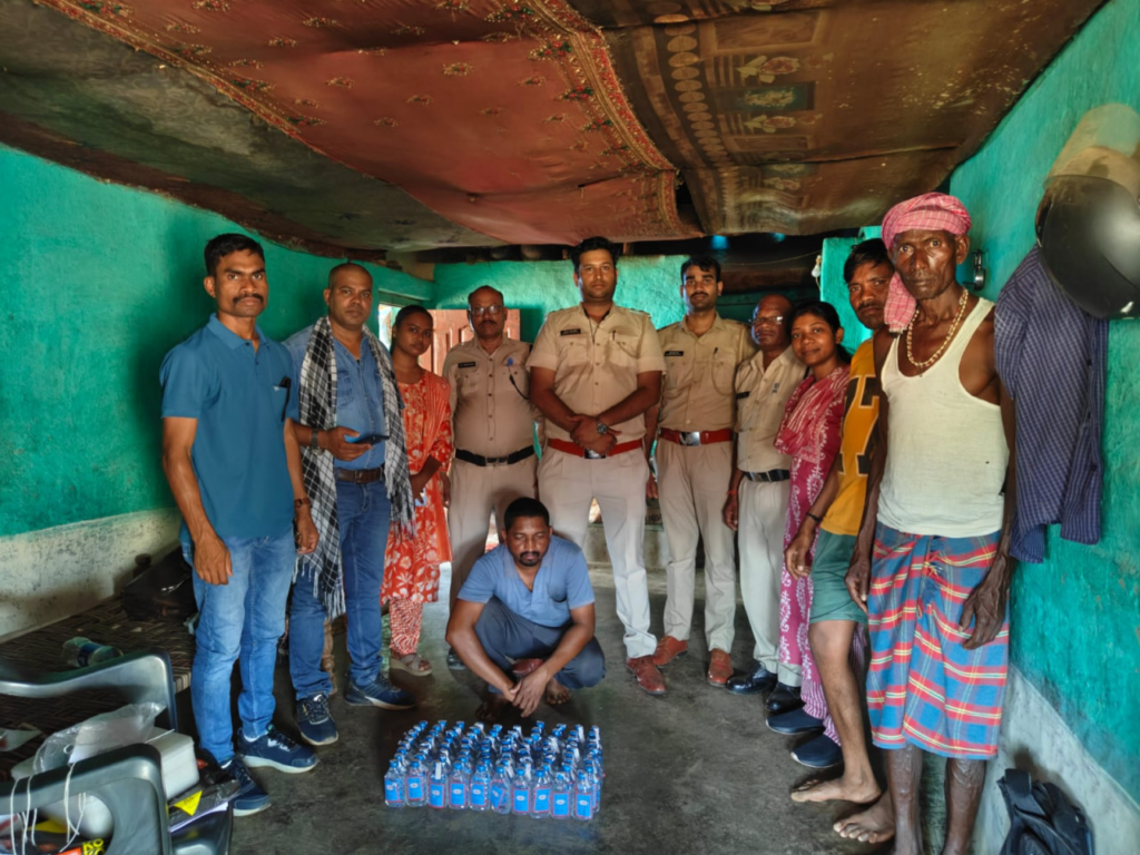 Illicit Liquor : मध्यप्रदेश की शराब के साथ दो तस्कर गिरफ्तार, आरोपियों को न्यायिक रिमांड पर भेजा गयामध्यप्रदेश की शराब के साथ दो तस्कर गिरफ्तार,