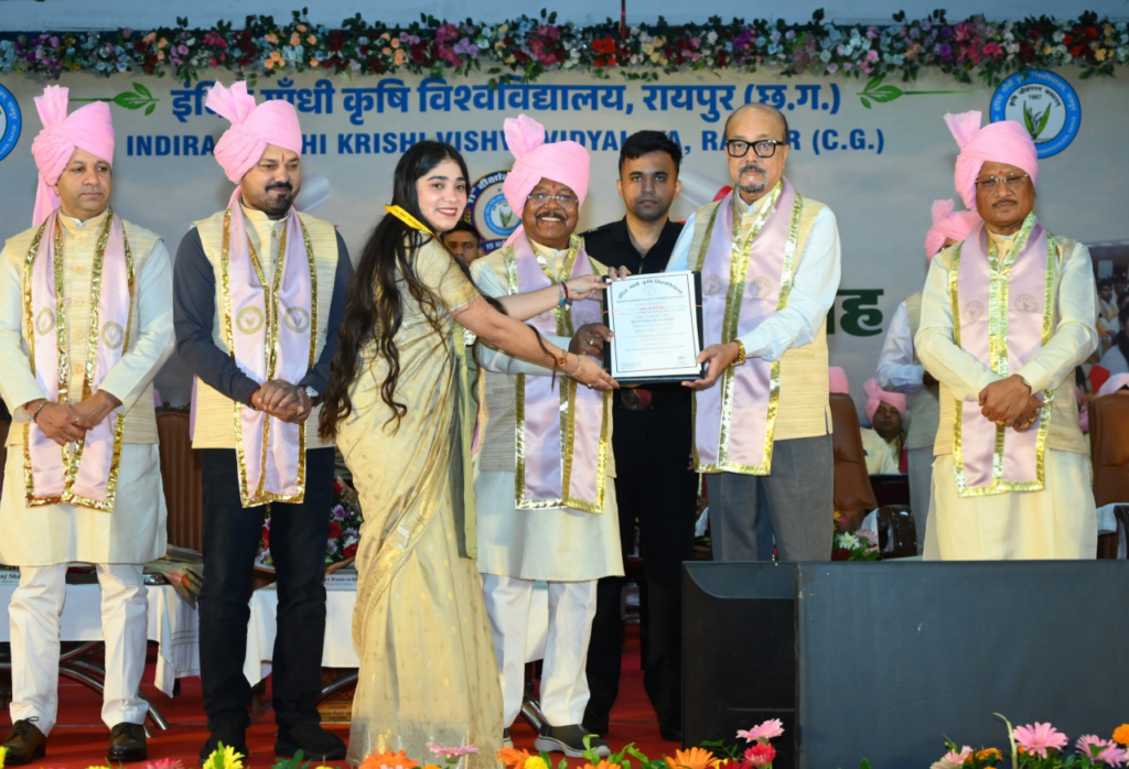 CG Governor : इकोनॉमी के विकास के लिए वैल्यू एडिशन आधारित उत्पादन करना होगा, 1880 विद्यार्थियों को मिली उपाधि, 13 विद्यार्थियों को स्वर्ण पदक मिले