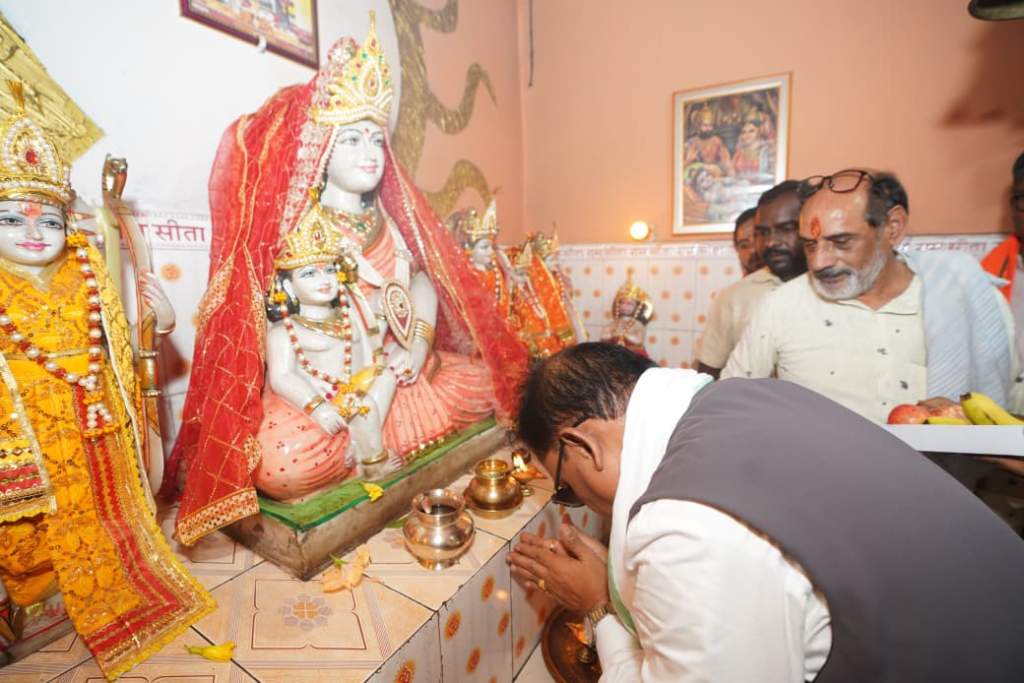 Sushasaan Tihar  के दौरान मुख्यमंत्री विष्णुदेव साय पहुंचे कोसला धाम, माता कौशल्या मंदिर में पूजा-अर्चना कर प्रदेशवासियों की सुख-समृद्धि की कामना की