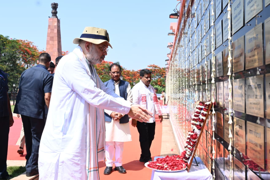 Amar Vatika : केंद्रीय गृहमंत्री अमित शाह ने अमर वाटिका में शहीदों को दी श्रद्धांजलि, परिजनों से की आत्मीय मुलाकात