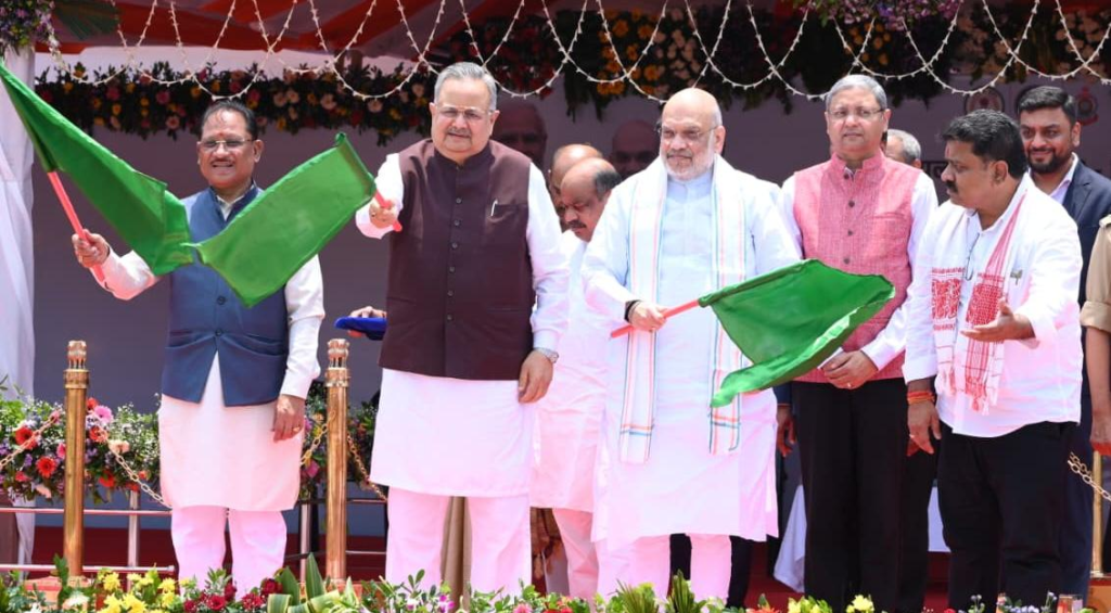 112 Services : केंद्रीय गृह मंत्री अमित शाह ने रायपुर में अत्याधुनिक ‘नेक्स्ट जेन सीजी डायल-112 सेवा’ और मोबाइल फॉरेंसिक वैन का किया शुभारंभ, 400 अत्याधुनिक आपातकालीन वाहन एवं 32 मोबाइल फॉरेंसिक वैन को दिखाई हरी झंडी