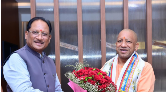 Courtesy Meet : मुख्यमंत्री ने उत्तर प्रदेश के मुख्यमंत्री योगी आदित्यनाथ का किया आत्मीय स्वागत