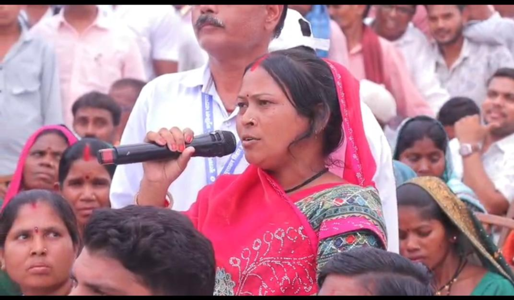 PM Awaas Yojana से मिला सुरक्षित आशियाना, कच्चे घर से पक्के मकान तक पहुंची जिंदगी, ’सुशासन तिहार के समाधान शिविर में मुख्यमंत्री विष्णु देव साय ने हितग्राही से किया संवाद’