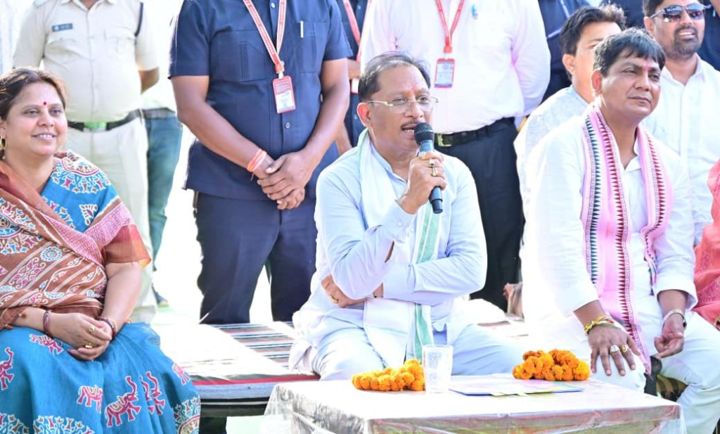 CM Chaupal : मुख्यमंत्री विष्णु देव साय ने बरगद के पेड़ के नीचे लगाई चौपाल, सुनी ग्रामीणों की समस्याएं