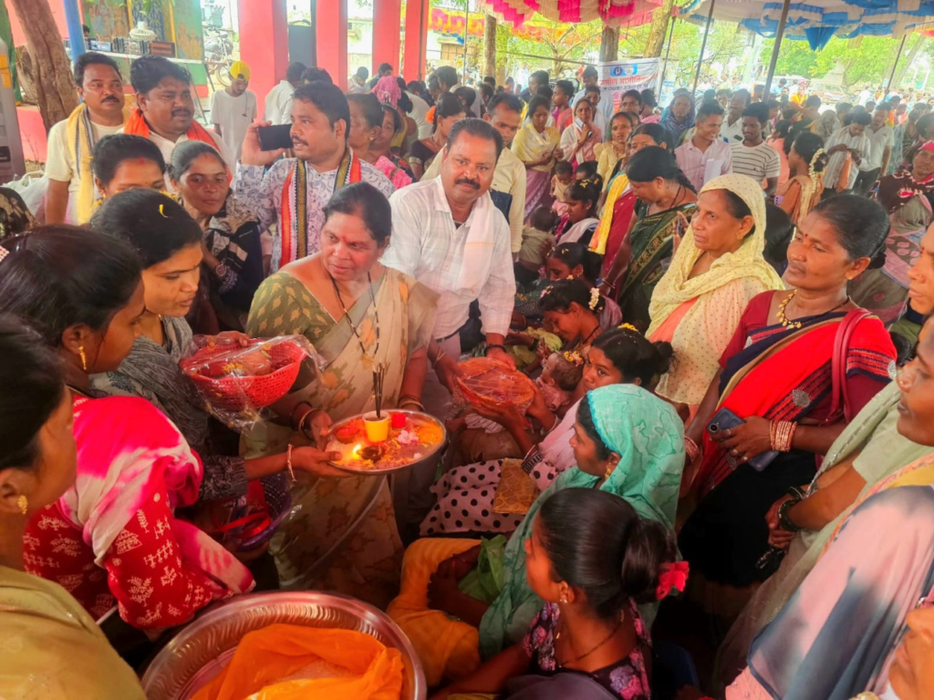 Sushasaan Tihar : एर्राबोर के सुशासन शिविर में उमड़ा जनसैलाब, गाँव-गाँव तक पहुँचा विकास, महिला स्व-सहायता समूहों को 17.50 लाख रूपए का ऋण, 5 लखपति दीदियों का सम्मान