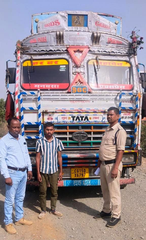 Illegal Mining और परिवहन पर खनिज विभाग की बड़ी कार्रवाई, रेत उत्खनन में लगी चौन माउंटेड मशीन सील, अवैध ईंट परिवहन करते ट्रक जब्त