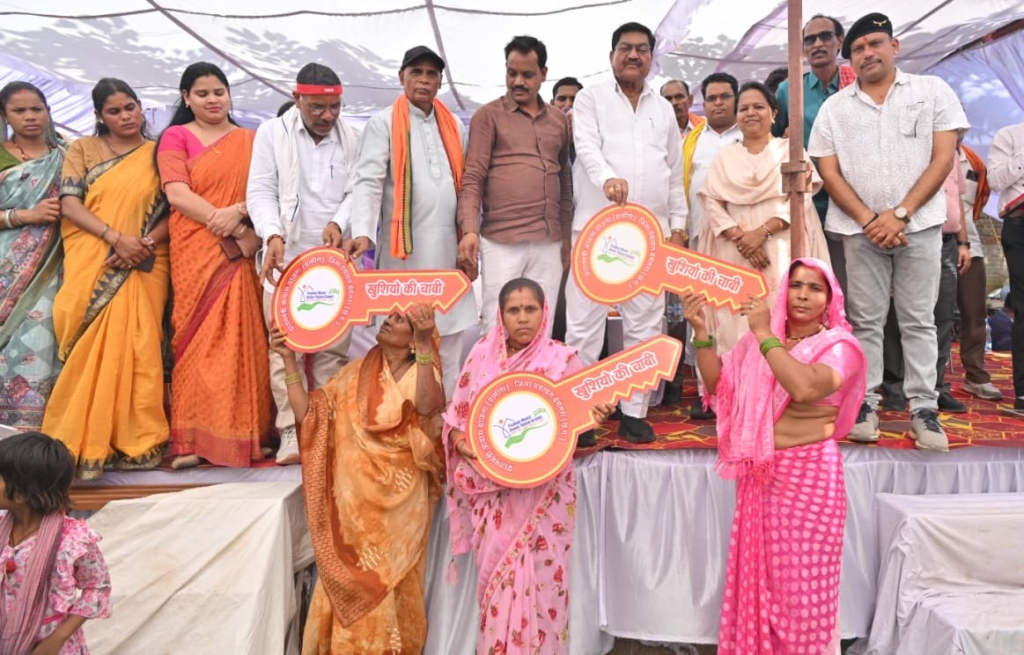 Shushasaan Tihar 2026 : मंत्री दयाल दास बघेल ने झांकी शिविर में हितग्राहियों को वितरित किए प्रमाण पत्र, कार्ड एवं आवास की चाबियां, विभिन्न योजनाओं से लाभान्वित हुए ग्रामीण, विद्यार्थियों का भी किया गया सम्मान