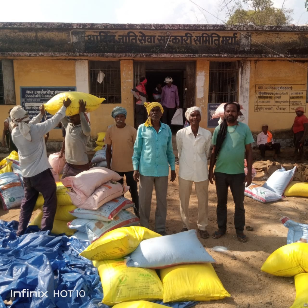 Cooperative Societies में नियमित रूप से किया जा रहा है खाद, बीज का वितरण, किसान चोवाराम एवं बेनीराम ने खाद, बीज के वितरण की व्यवस्था की सराहना की 