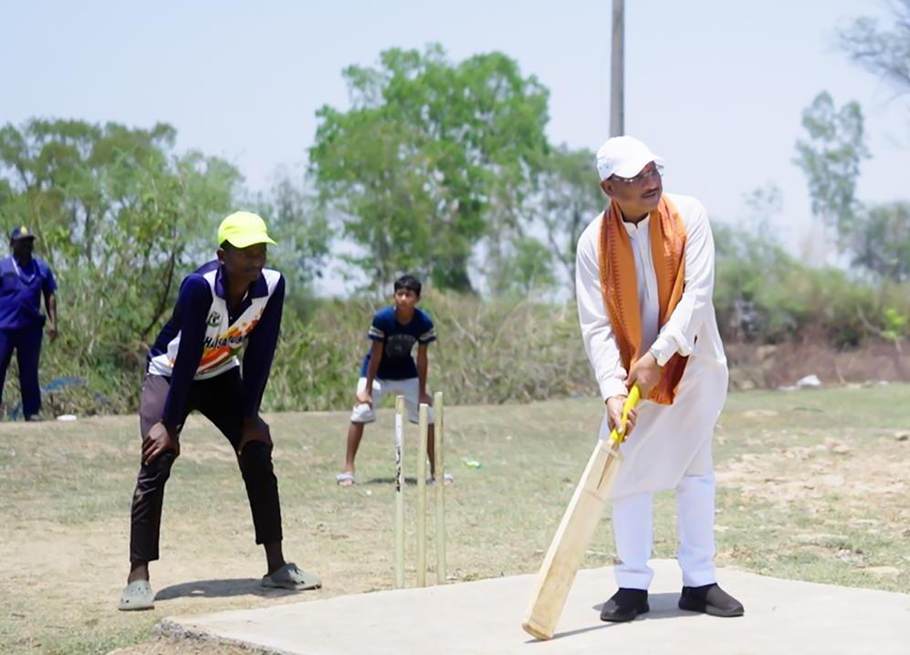 Jashpur जब मुख्यमंत्री उतरे मैदान में… सुशासन तिहार में बच्चों संग खेला क्रिकेट, बढ़ाया हौसला