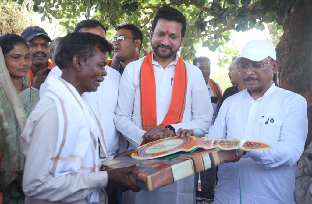 Sushasaan Tihar : मुख्यमंत्री विष्णु देव साय ने पीएम जनमन के हितग्राही को सौंपी खुशियों की चाबी