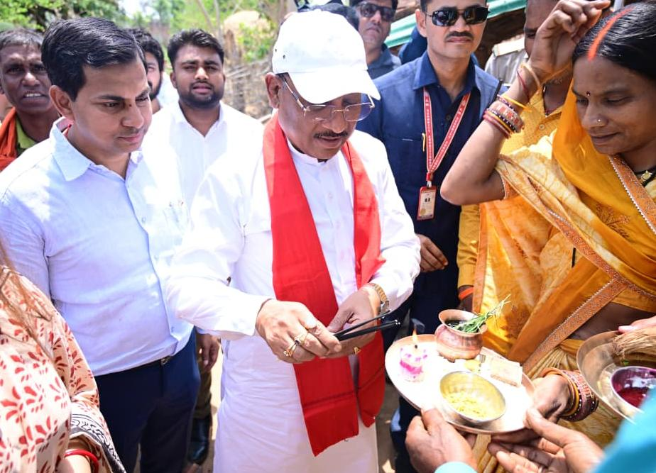 PM Awaas : एक ग्रामीण का न्योता, मुख्यमंत्री का अपनापन – प्रधानमंत्री आवास से साकार हुआ सपना, मुख्यमंत्री ने कराया गृह प्रवेश, मुख्यमंत्री साय ने पूछा “आवास कोन भेजिस, मोहन ने कहा – मोदी जी ने”