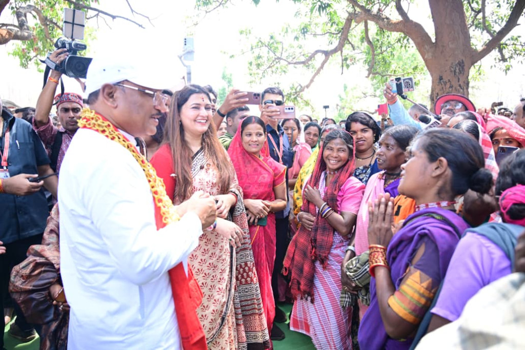 Jan Chaupal : एक चौपाल ऐसा भी जहाँ खुशियों और तालियों की रही गूंज,  लखपति दीदियों के हौसले की उड़ान देख गदगद हुए मुख्यमंत्री, सबको और मेहनतकर अब करोड़पति बनने की राह पर चलने कहा