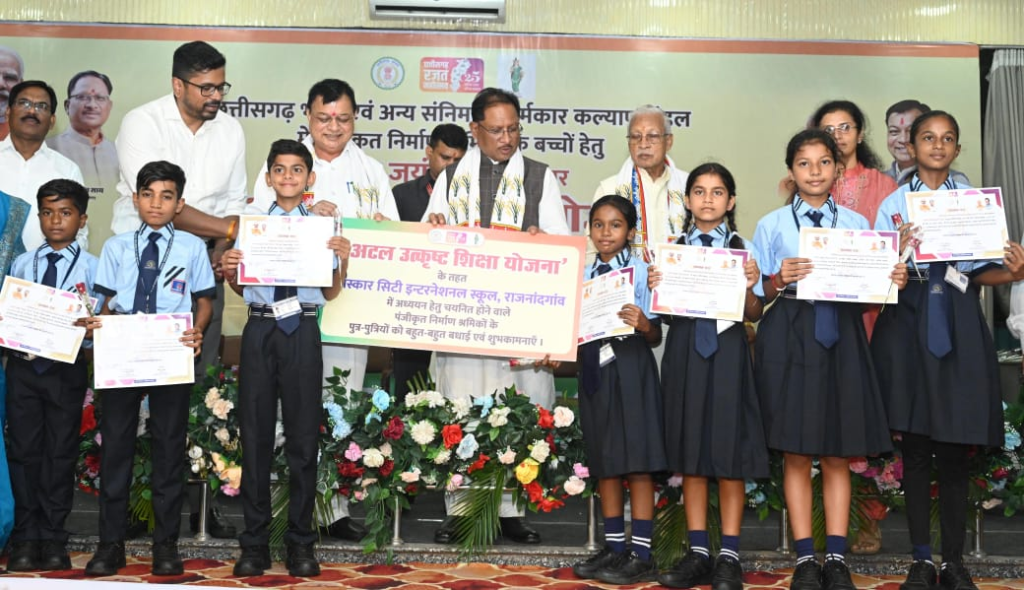 CG News : मेहनत की चमक और सरकारी संबल, श्रमिक की बेटी डिंपल कश्यप संवार रही अपना भविष्य