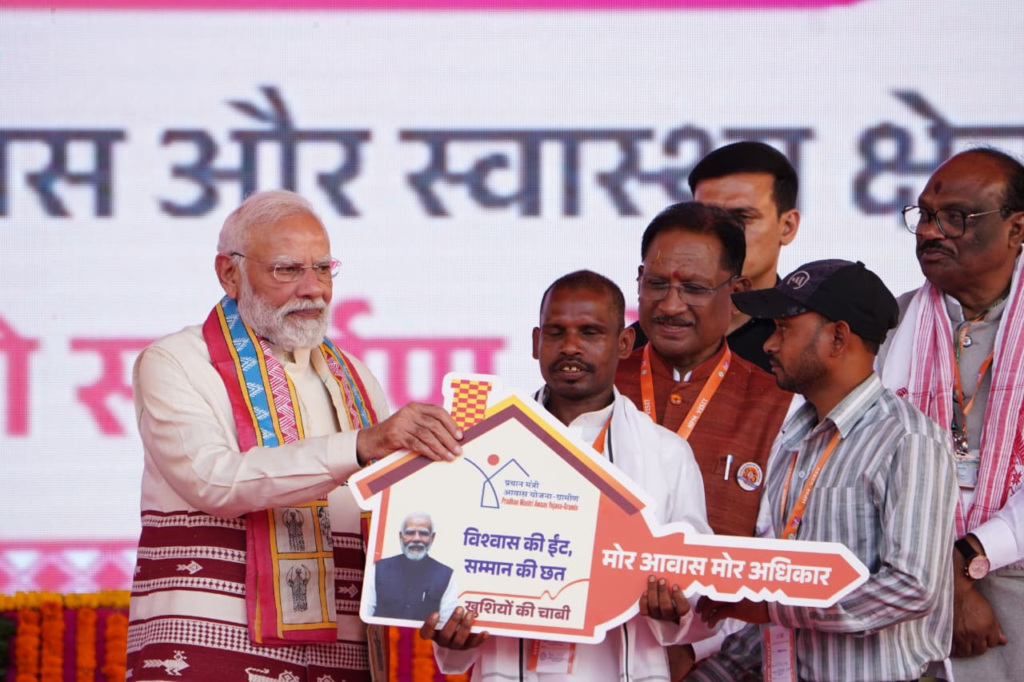 CG News : अंधेरे से उजाले की ओर… सुशासन ने बदली विशेष पिछड़ी जनजाति के दिव्यांग दंपति की जिंदगी