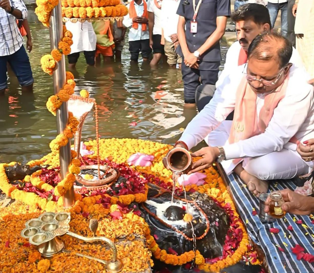 Jaleshwar Mahadev Dham में मुख्यमंत्री विष्णुदेव साय ने किया जलाभिषेक, प्रदेश की सुख-समृद्धि की कामना की