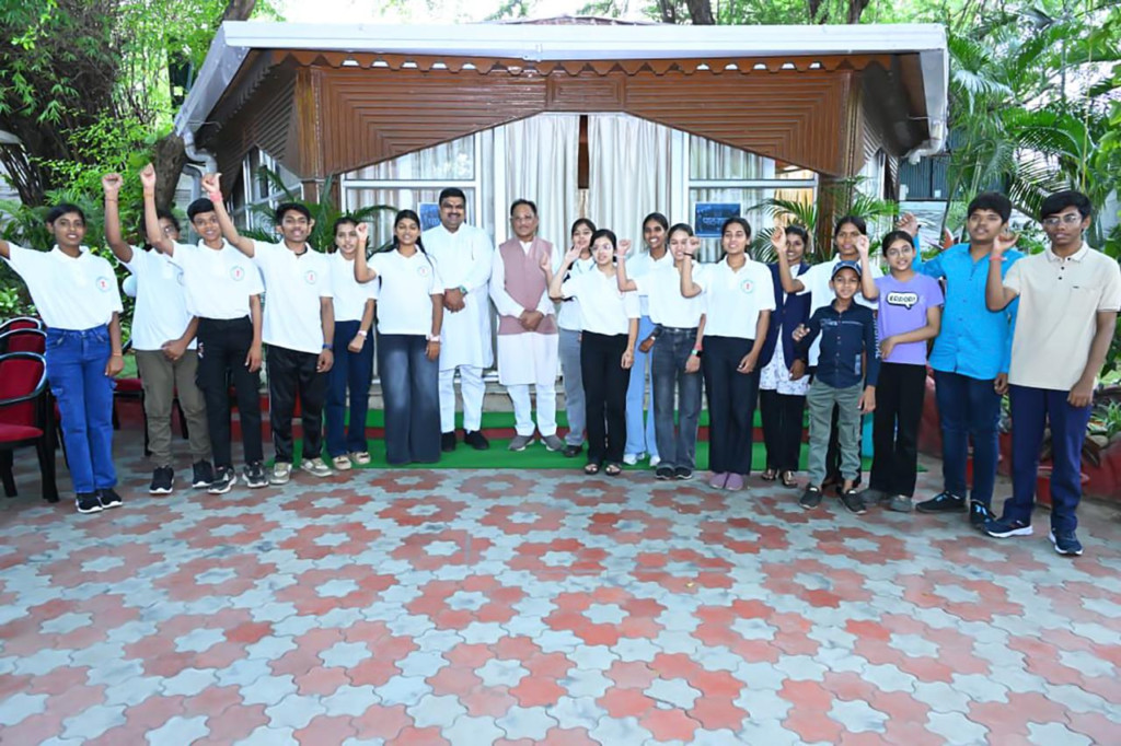 CM Vishnu ने प्रावीण्य सूची के मेधावी विद्यार्थियों से की आत्मीय चर्चा, मुख्यमंत्री निवास में टॉपर्स से संवाद, संघर्ष, शिक्षा, स्वास्थ्य और सपनों पर हुई खुलकर चर्चा