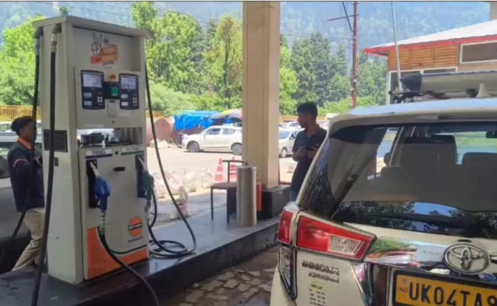 Petrol Diesel Price Today : ग्लोबल टेंशन के बीच फ्यूल रेट होल्ड…! देश में सबसे महंगा पेट्रोल बिक रहा है यहां…Raipur और Bilaspur में है ये रेट…लेटेस्ट फ्यूल रेट्स ने चौंकाया